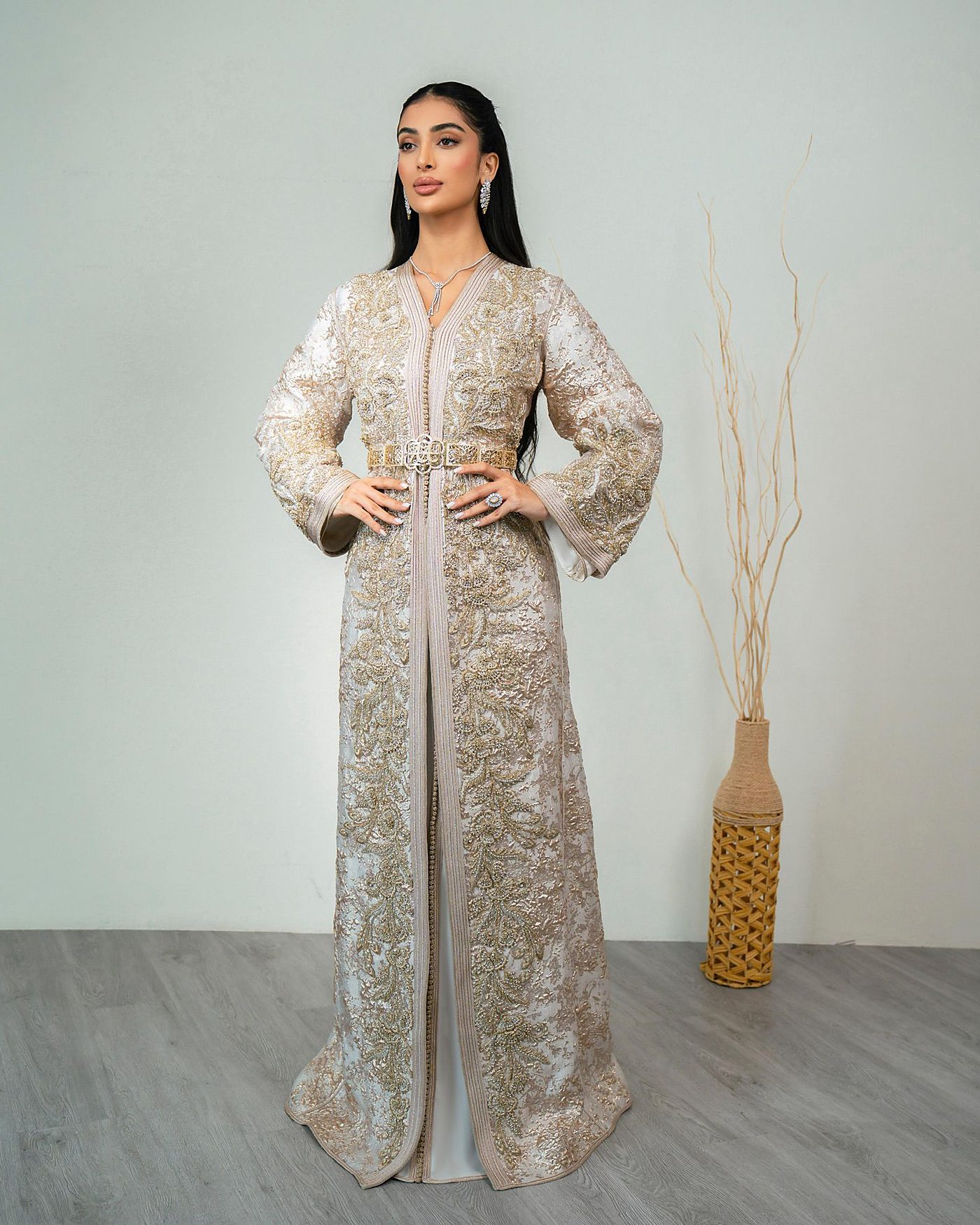 Takchita ivoire brodée de fils d'or portée par une mannequin, création sur mesure Meriem Ammor à Dubaï